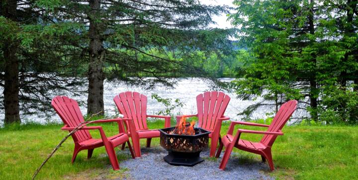 Foyer extérieur et bois chauffage inclus chalet en location au bord de l'eau Le Pignon Nord Mauricie