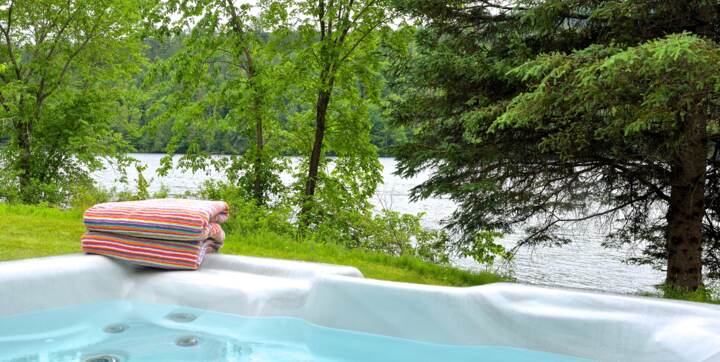 Jacuzzi privé chalet vacances Pignon Nord Domaine McCormick Mauricie 