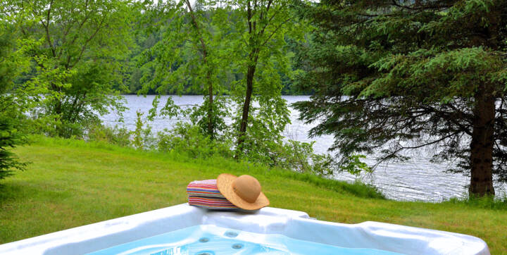 Jacuzzi privé chalet en bois Pignon Nord au bord de l'eau tout équipé 4 saisons Domaine McCormick