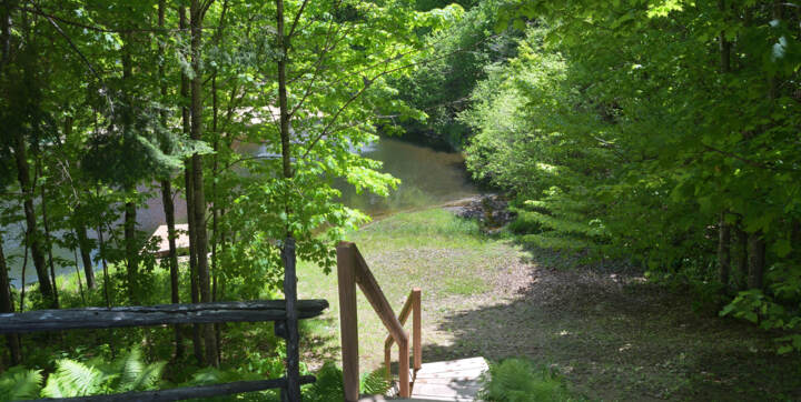 Accès privé au petit lac chalet en bois rond à louer tout équipé Lanaudière Chalets Booking