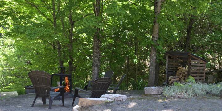 Exterior fire pit cottage to rent with lake view Le Rustique private jacuzzi 