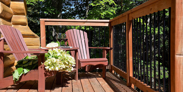 Terrasse arrière vue sur l'eau chalet vacances en bois rond Le Rustique Lanaudière Chalets Booking