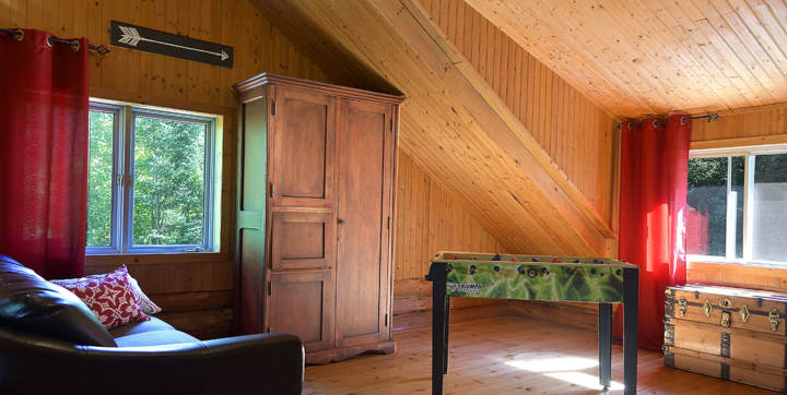 Salle de jeu mezzanine avec table de soccer chalet en location 4 saisons