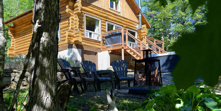 Chalet de bois rond vue sur l'eau Lanaudière