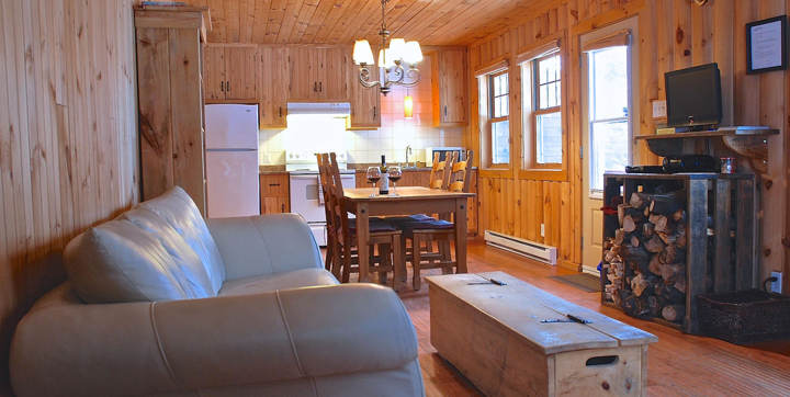 Salon et cuisine chalet en location tout équipé