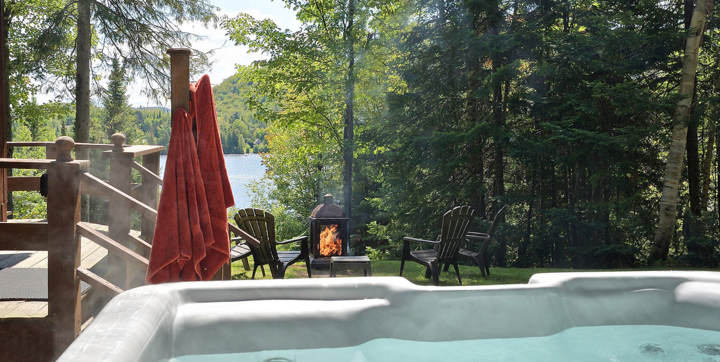 Hot tubs cottage to rend Laurentides Chalets Booking lake view  Le Sariane for 2 or 4