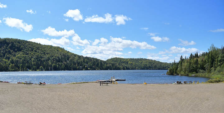 Plage Domaine privé accessible à pied du chalet vacances le Sariane avec location Laurentides