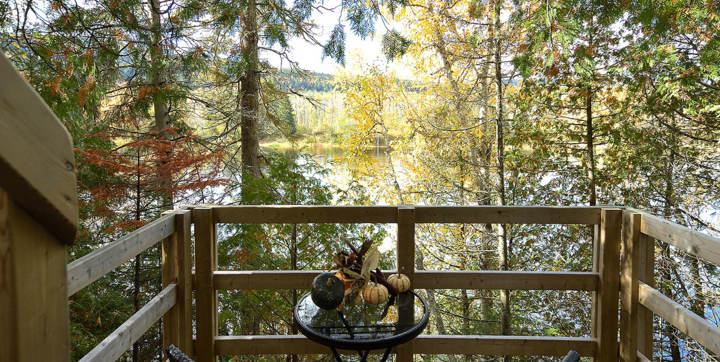Terrasse privée avec vue sur la rivière chalet pour personne seule ou deux personnes Lafontaine Mauricie Chalets Booking