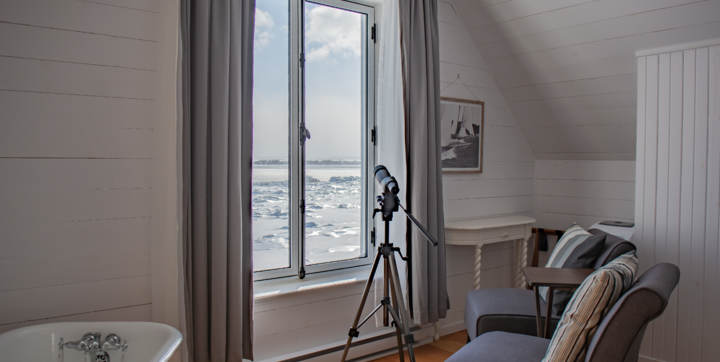 Chambre des maîtres avec bain sur pattes et vue sur l'eau chalet vacances pour deux