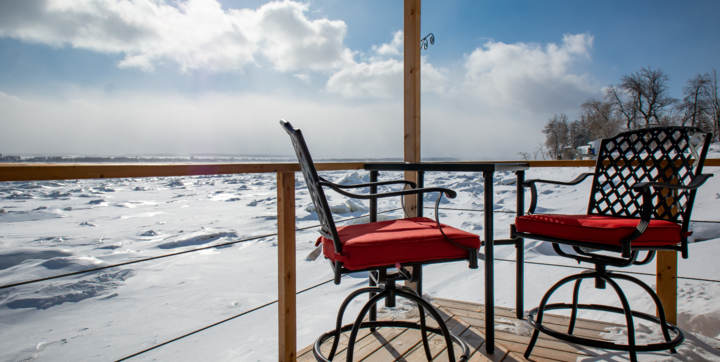 Terrasse au bord du fleuve chalet vacances Le Littoral pour personne seule ou couple tout équipé