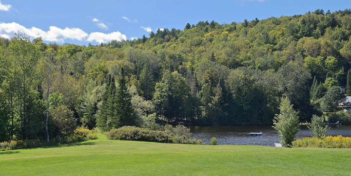 Plage devant le chalet de bois pour 2 en location Le Vacancier Lanaudière