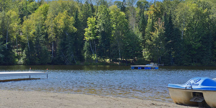 Plage devant le chalet Vacancier en location 4 saisons pour personne seule ou couple tout équipé