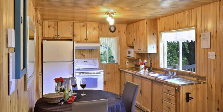 Cuisine tout équipée chalet à louer pour personne seule ou en couple avec vue sur l'eau Lanaudière