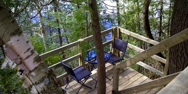 Terrasse privée au bord de la rivière Saint-Maurice accessible à pied du chalet en location Lafontaine Domaine McCormick Mauricie