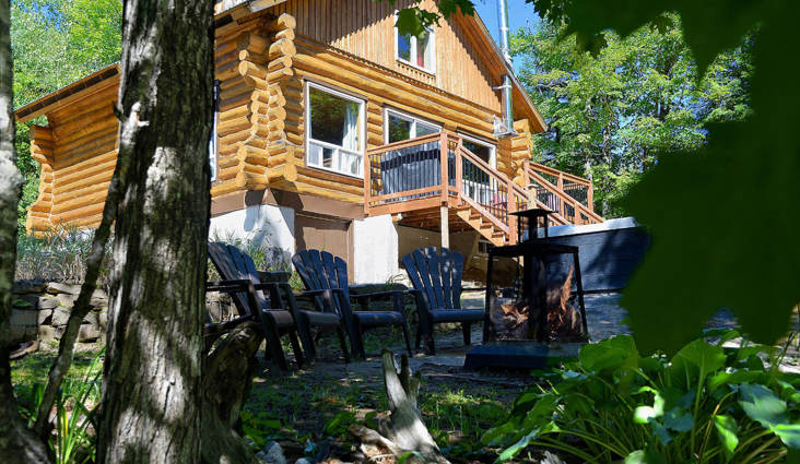 Chalet de bois rond vue sur l'eau Lanaudière